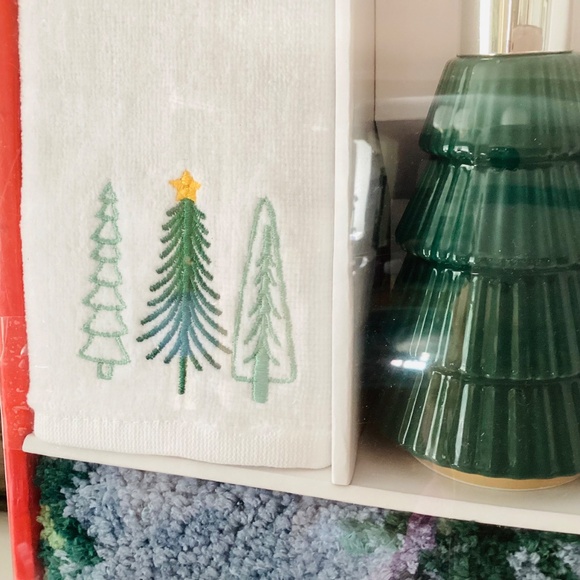 Merry Moments Holiday Bathroom Set 4pc Rug Towels Lotion Dispenser Christmas Dec - Picture 5 of 14